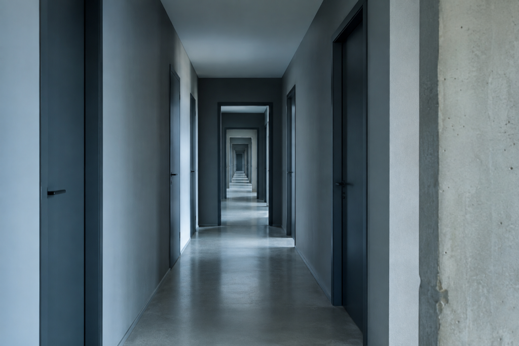Pasillo con puertas idénticas repitiéndose en perspectiva